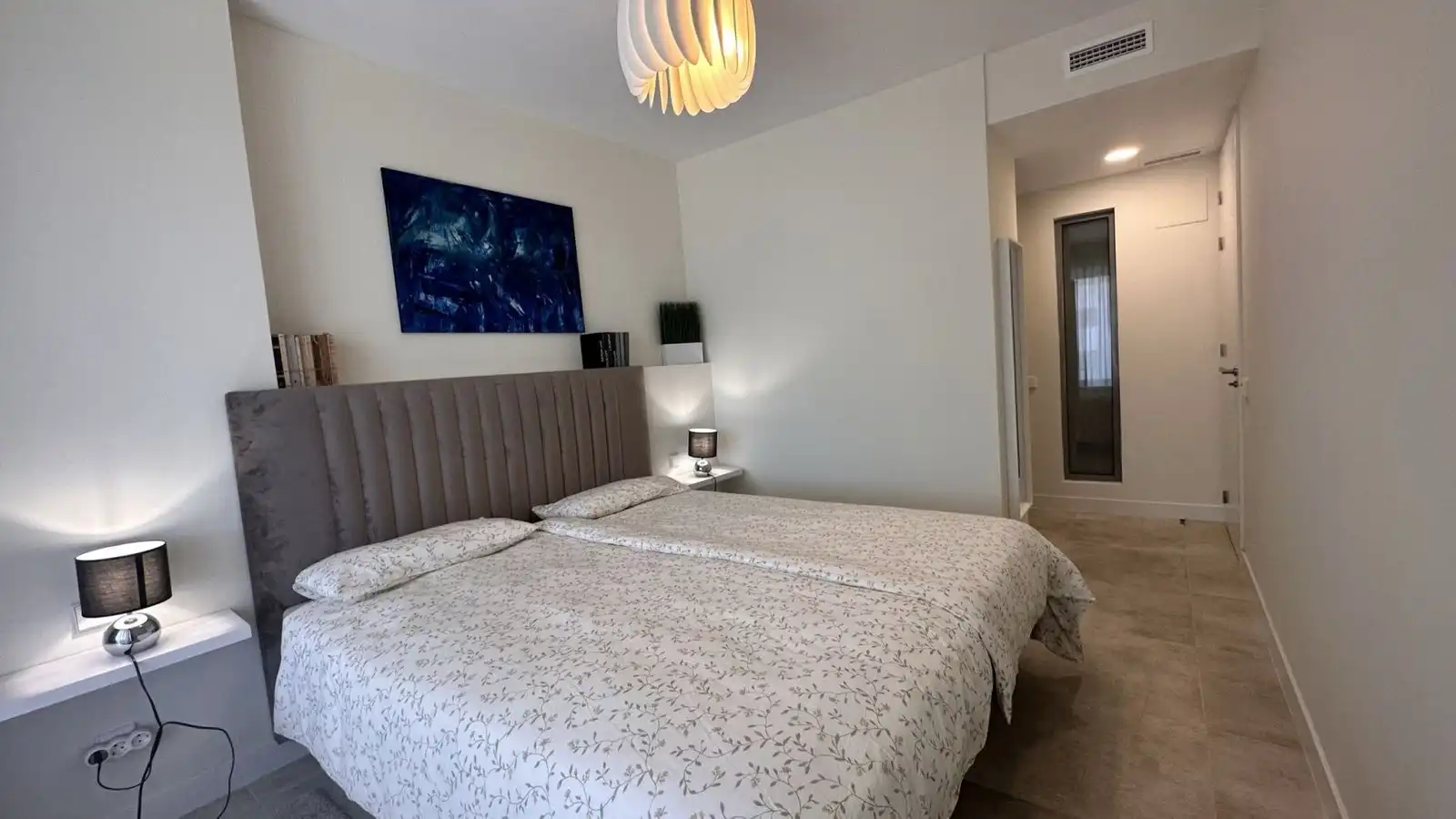Habitación de Piso de alquiler en Estepona con Aire acondicionado, Terraza y Amueblado