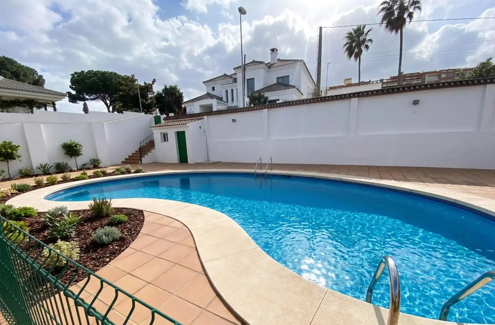 Swimming pool of Houses for sale in Algeciras