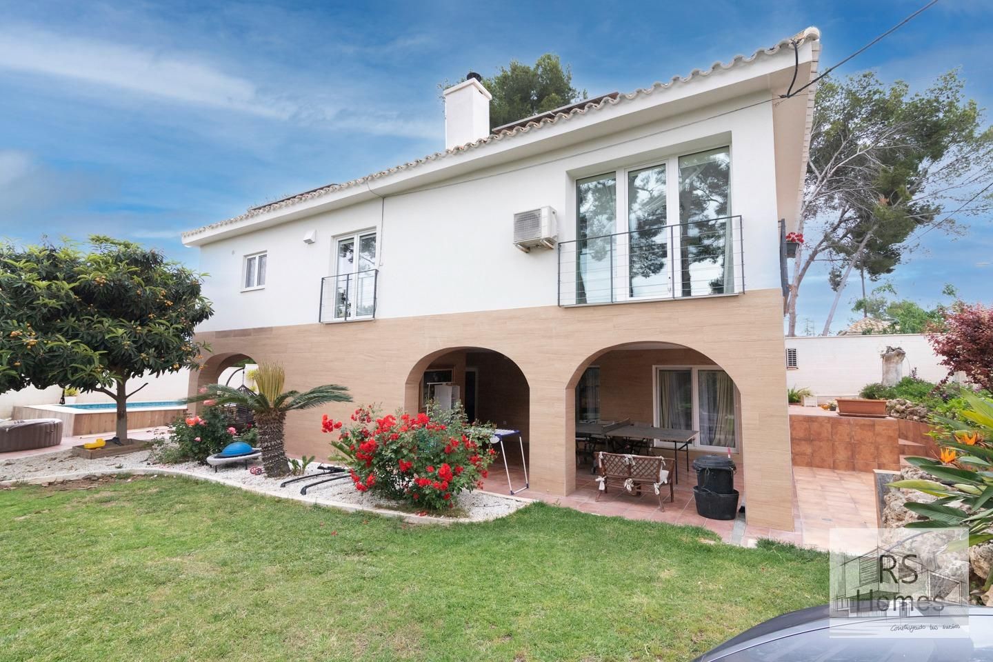 Vista exterior de Casa o xalet en venda en L'Eliana amb Aire condicionat, Calefacció i Jardí privat