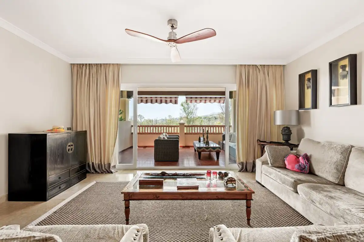Sala d'estar de Apartament en venda en Estepona amb Aire condicionat, Terrassa i Traster