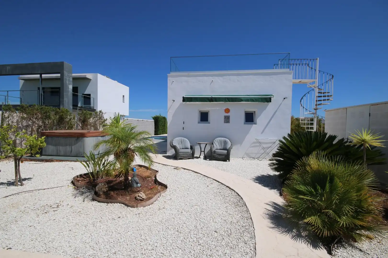Vista exterior de Casa o xalet en venda en Ayamonte amb Aire condicionat, Piscina i Jacuzzi