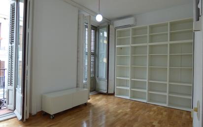 Living room of Flat to rent in  Madrid Capital  with Air Conditioner, Heating and Parquet flooring