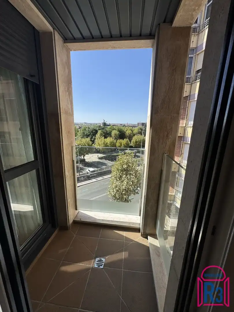 Vista exterior de Apartamento en venta en León Capital  con Calefacción, Terraza y Trastero