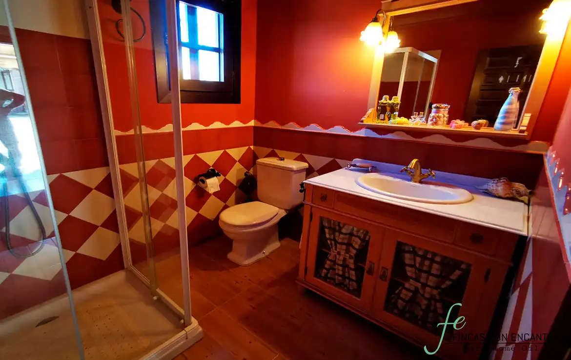 Badezimmer von Country house zum Verkauf in Espiel mit Privatgarten, Terrasse und Abstellraum