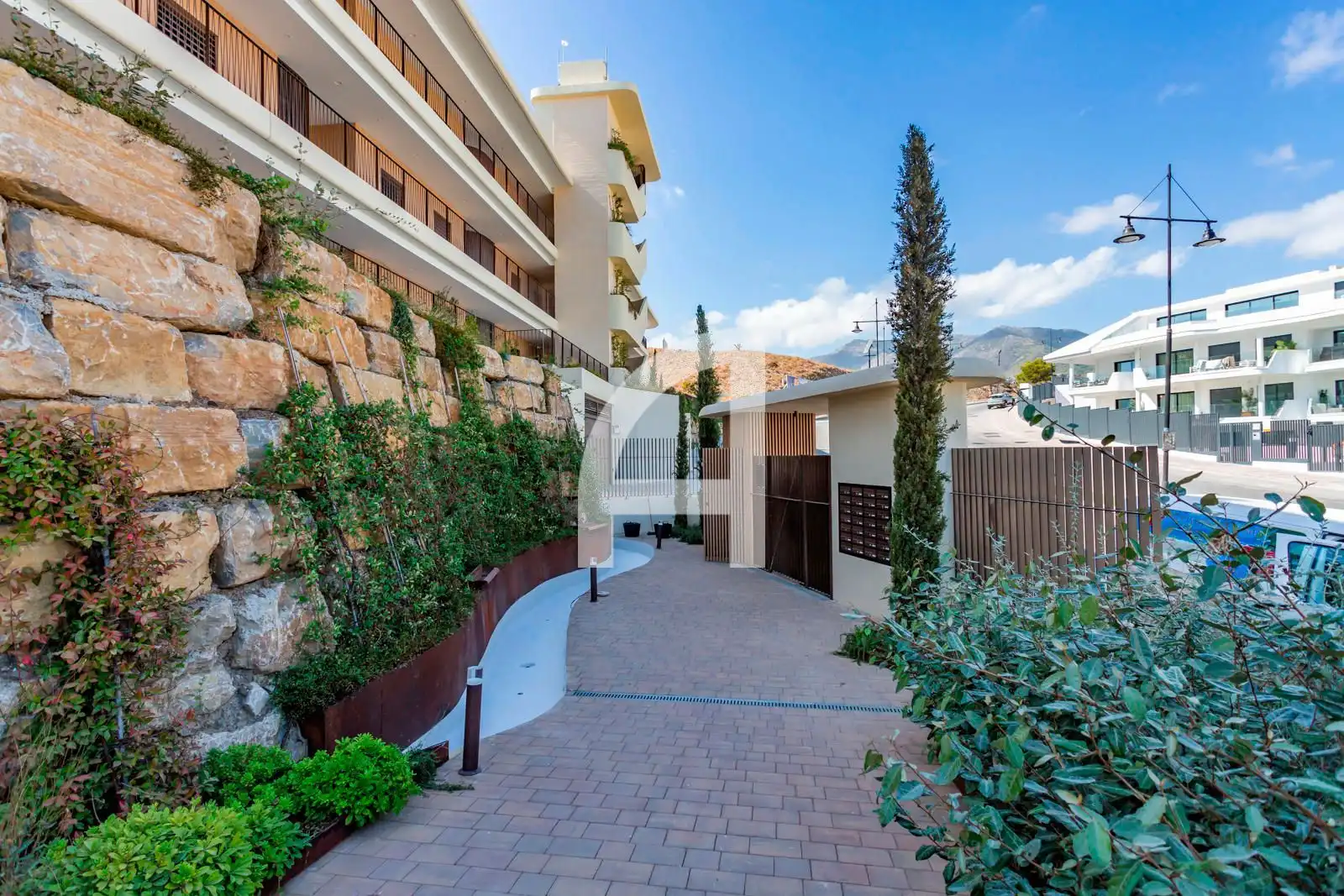 Vista exterior de Pis en venda en Fuengirola amb Aire condicionat, Calefacció i Jardí privat