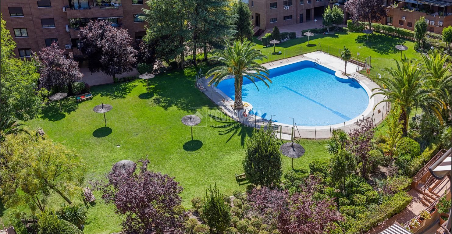 Swimming pool of Flat for sale in Alcobendas  with Air Conditioner, Heating and Parquet flooring