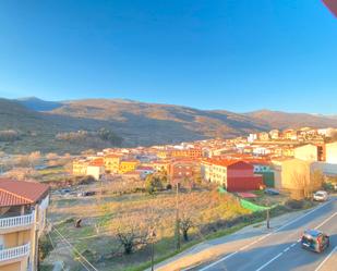 Vista exterior de Pis en venda en Cabezuela del Valle amb Aire condicionat, Terrassa i Balcó