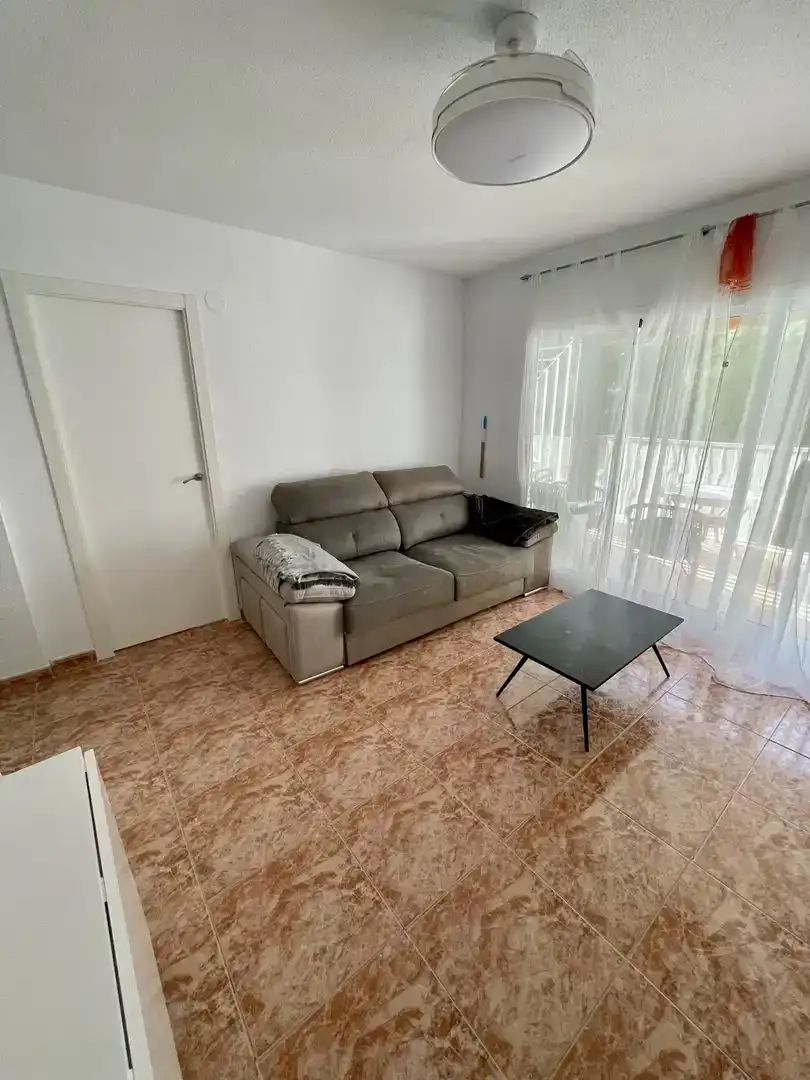 Sala de estar de Apartamento de alquiler en Benicasim / Benicàssim con Aire acondicionado, Piscina y Amueblado