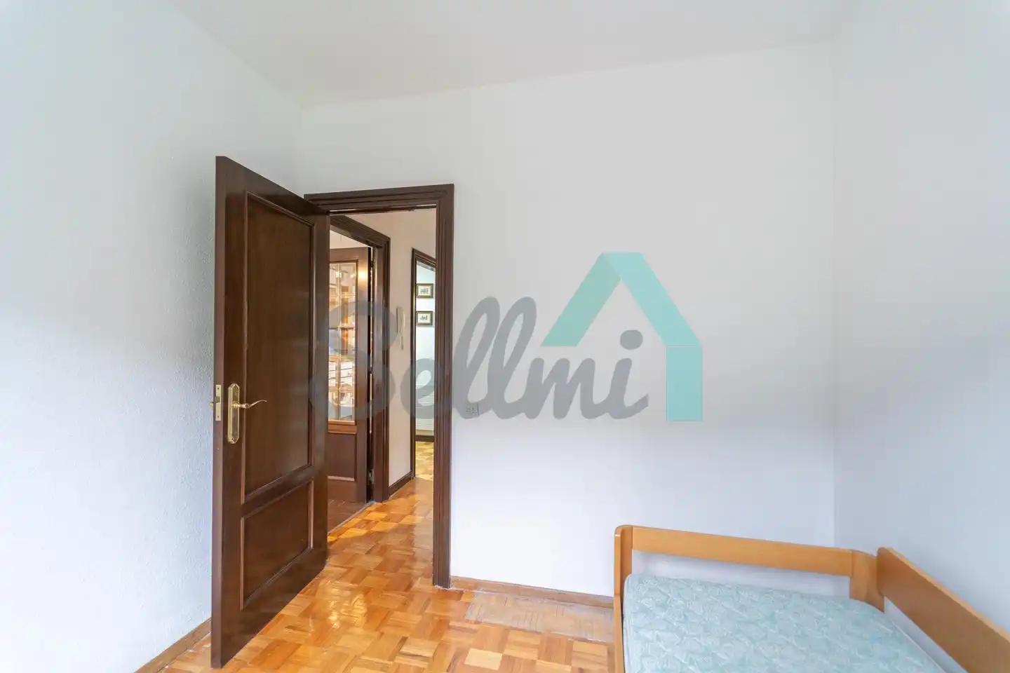 Bedroom of Flat for share in Oviedo   with Heating, Parquet flooring and Furnished