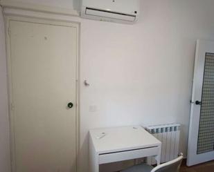 Bedroom of Flat to share in Villar del Olmo  with Air Conditioner and Terrace