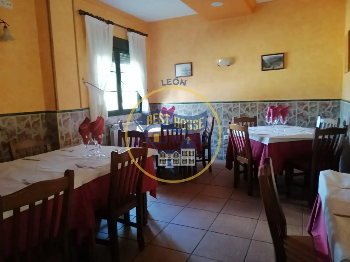 Edifici en venda en El Burgo Ranero  amb Alarma