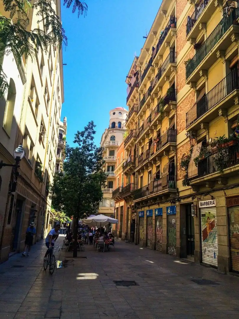 Vista exterior de Edifici en venda en Barcelona