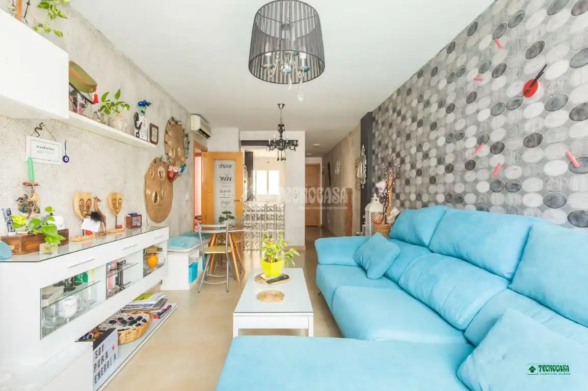 Sala d'estar de Pis en venda en Almería amb Moblat