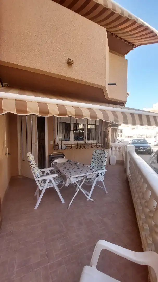 Terrasse von Einfamilien-Reihenhaus zum Verkauf in La Manga del Mar Menor mit Klimaanlage, Heizung und Terrasse