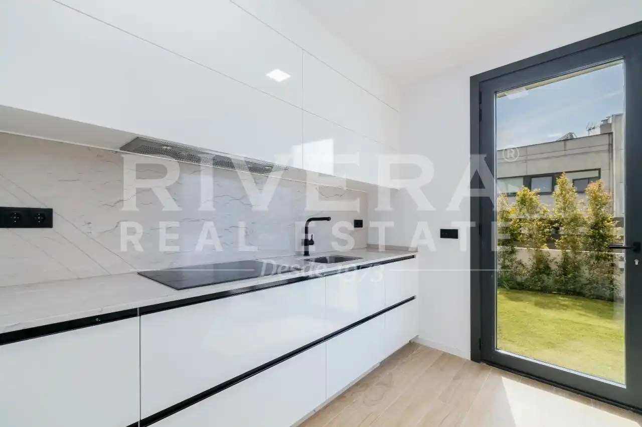 Cocina de Casa adosada en venta en Vigo  con Calefacción y Jardín privado