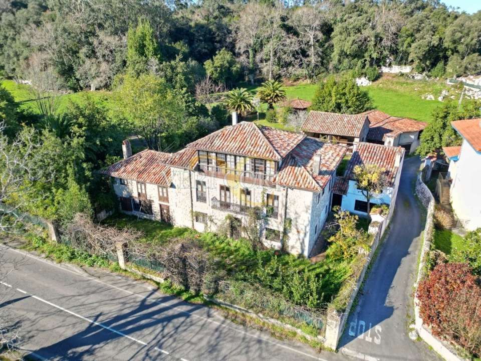 Vista exterior de Casa o xalet en venda en Llanes amb Calefacció, Jardí privat i Terrassa