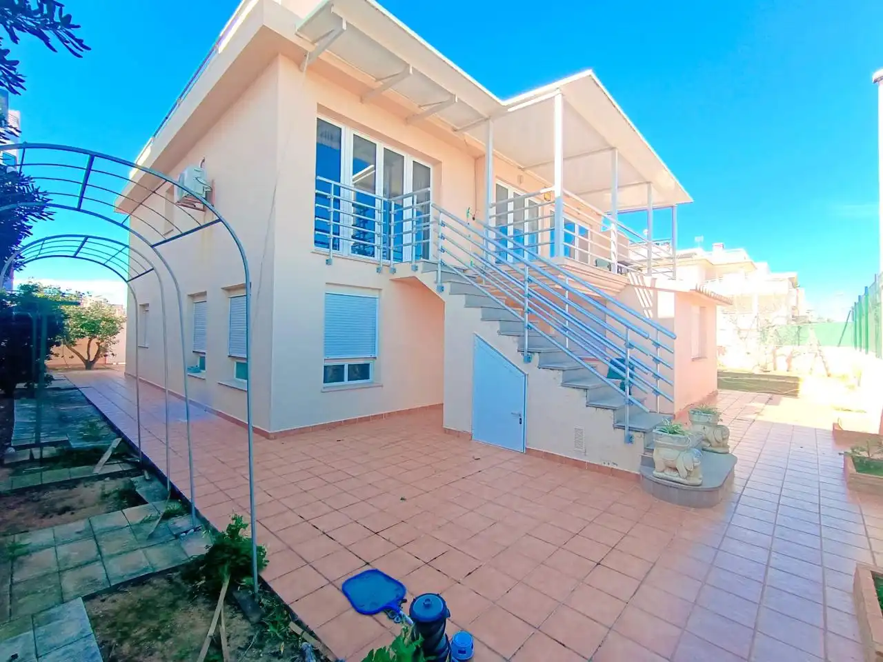Vista exterior de Casa o xalet en venda en Oliva amb Aire condicionat, Jardí privat i Terrassa