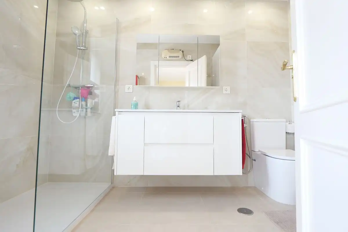 Baño de Casa adosada en venta en Marbella con Aire acondicionado, Terraza y Piscina comunitaria