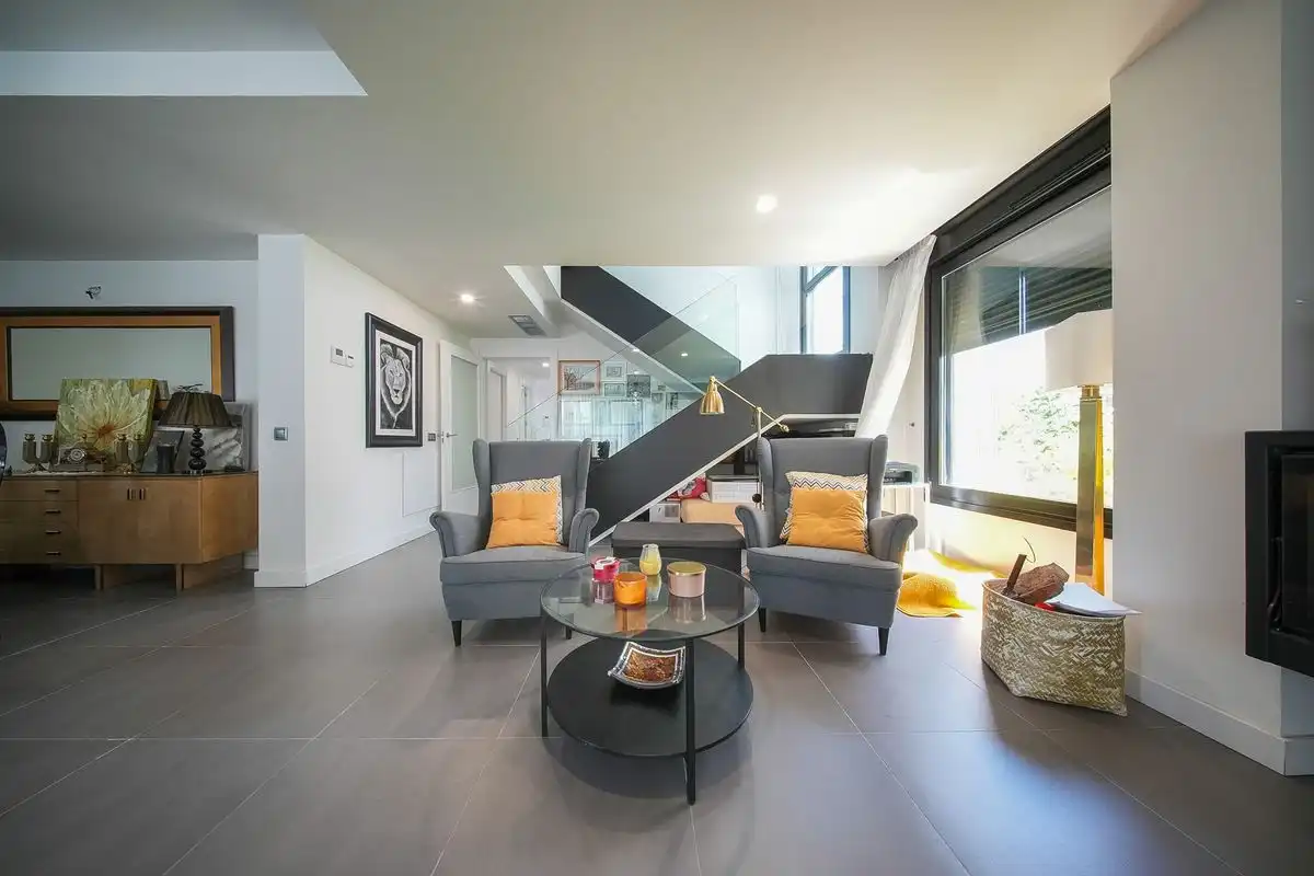 Sala d'estar de Casa o xalet en venda en Las Rozas de Madrid amb Aire condicionat, Calefacció i Jardí privat