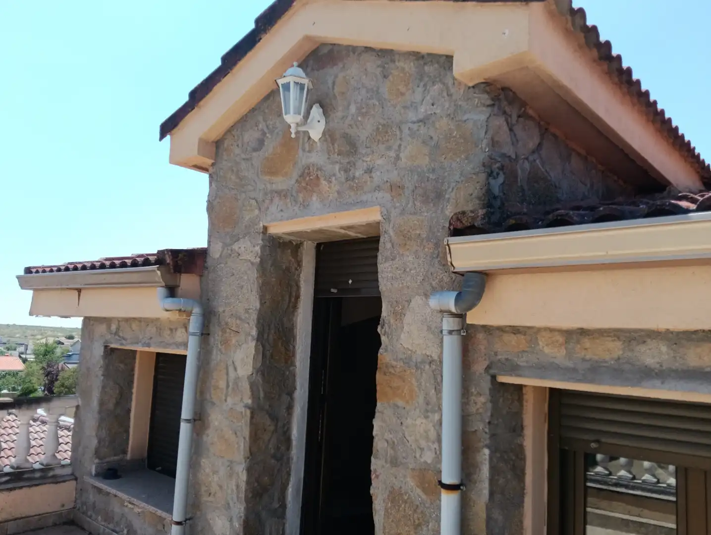 Vista exterior de Casa o xalet en venda en Casarrubios del Monte amb Aire condicionat, Calefacció i Jardí privat