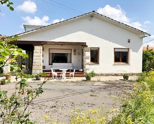 Vista exterior de Casa o xalet en venda en Cabezón de la Sal amb Terrassa i Balcó