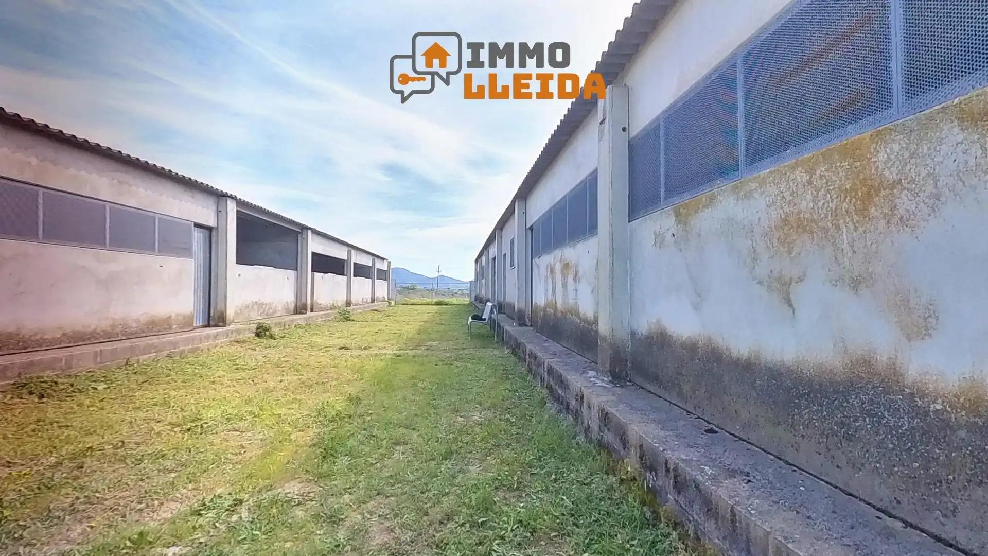 Vista exterior de Nau industrial en venda en Camarasa