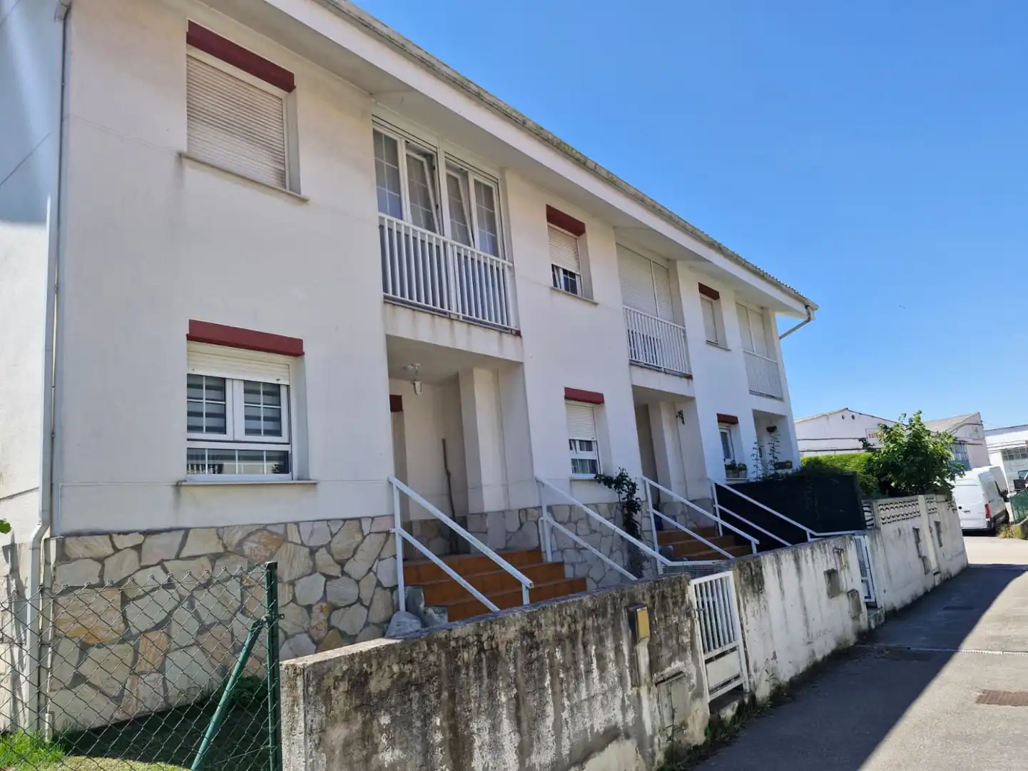 Außenansicht von Einfamilien-Reihenhaus zur Miete in Polanco mit Heizung, Privatgarten und Terrasse