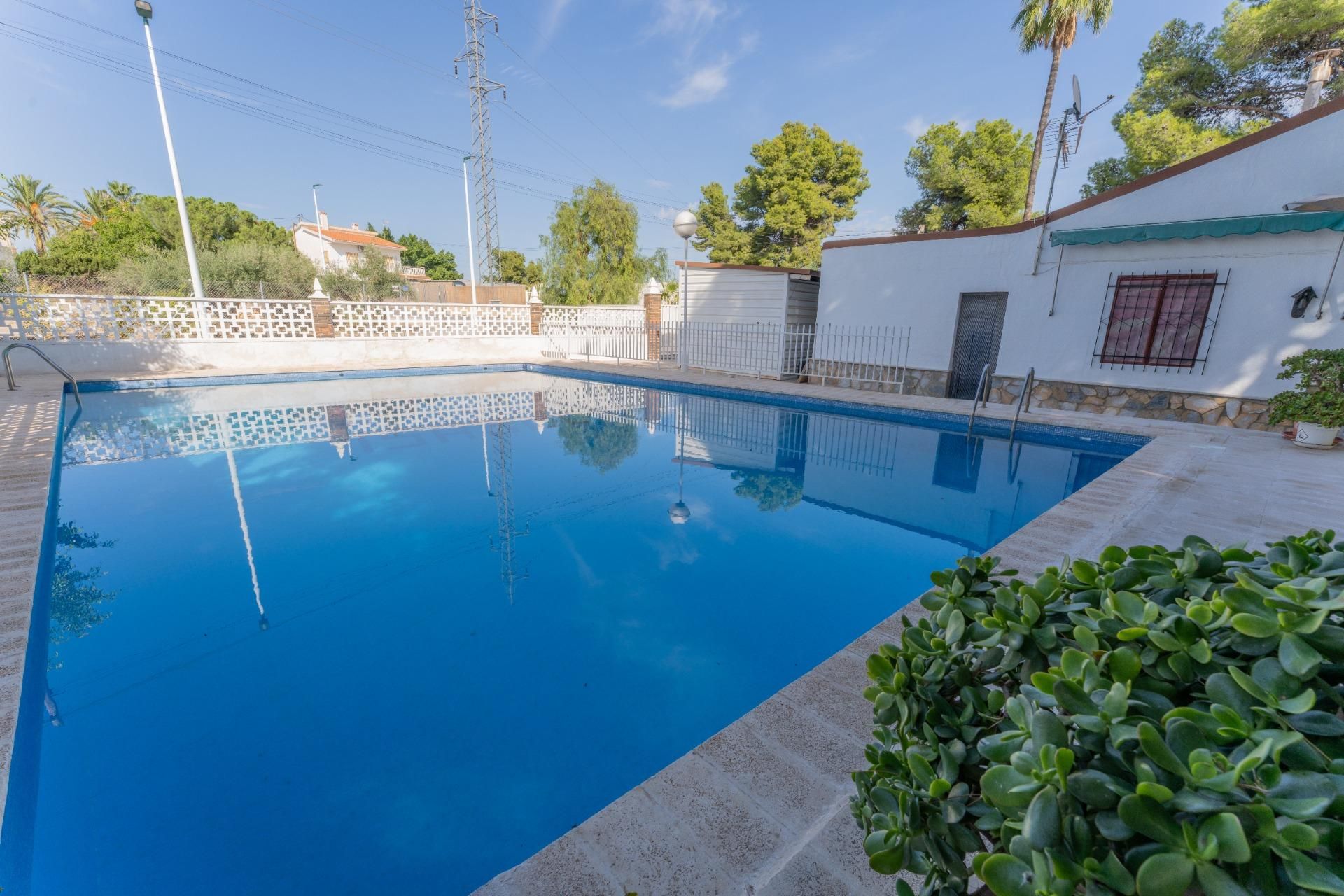 Swimming pool of House or chalet for sale in Elche / Elx  with Air Conditioner, Private garden and Storage room