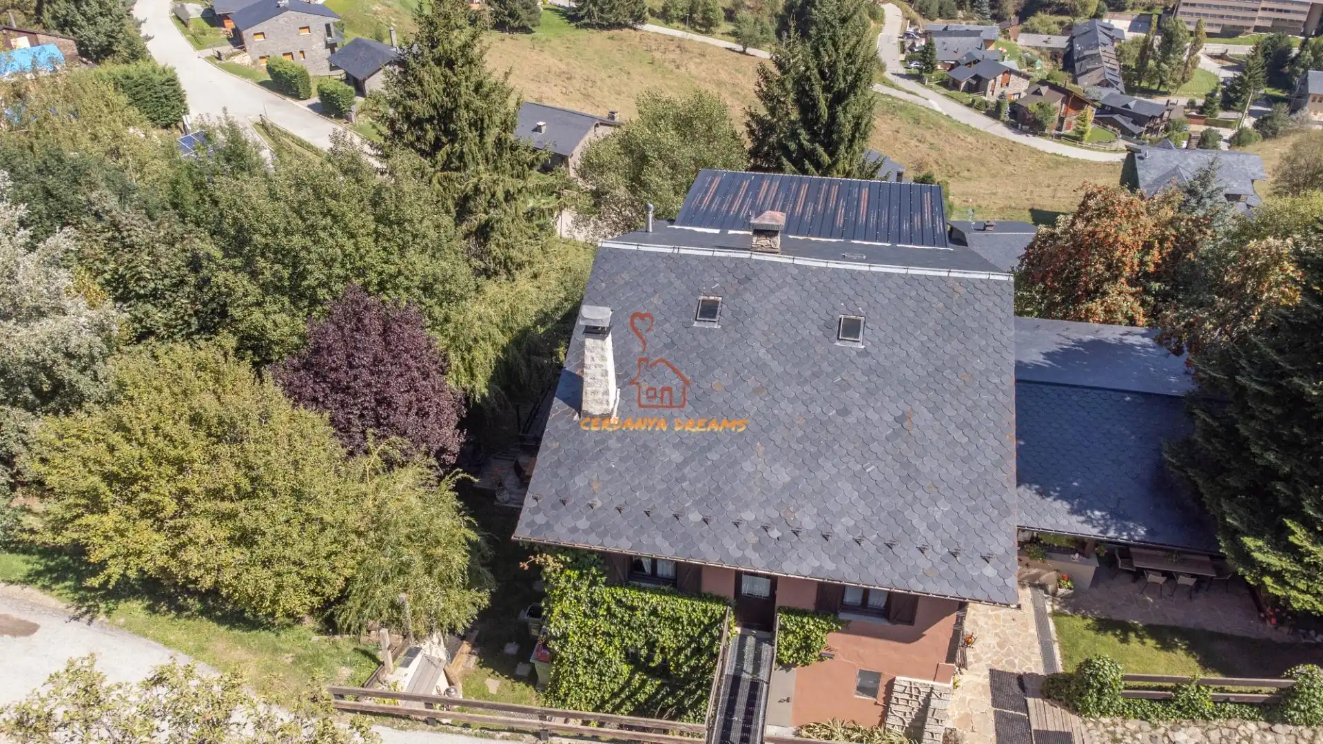 Vista exterior de Edificio en venta en Alp