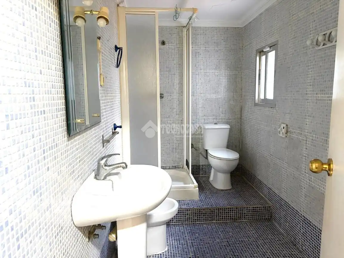Baño de Casa adosada en venta en Sevilla con Aire acondicionado y Terraza