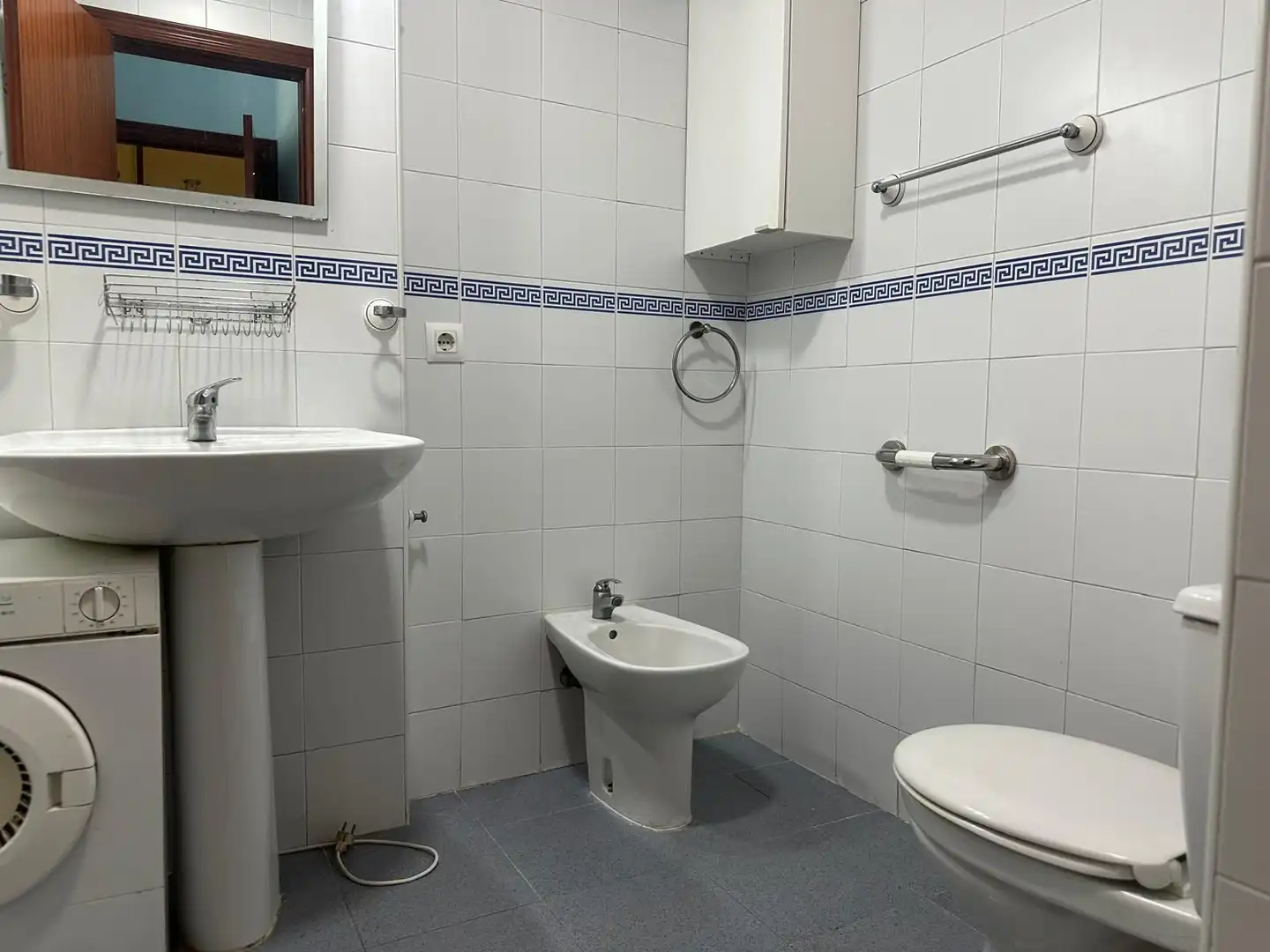 Bathroom of Flat for sale in Sevilla  with Air Conditioner, Heating and Storage room