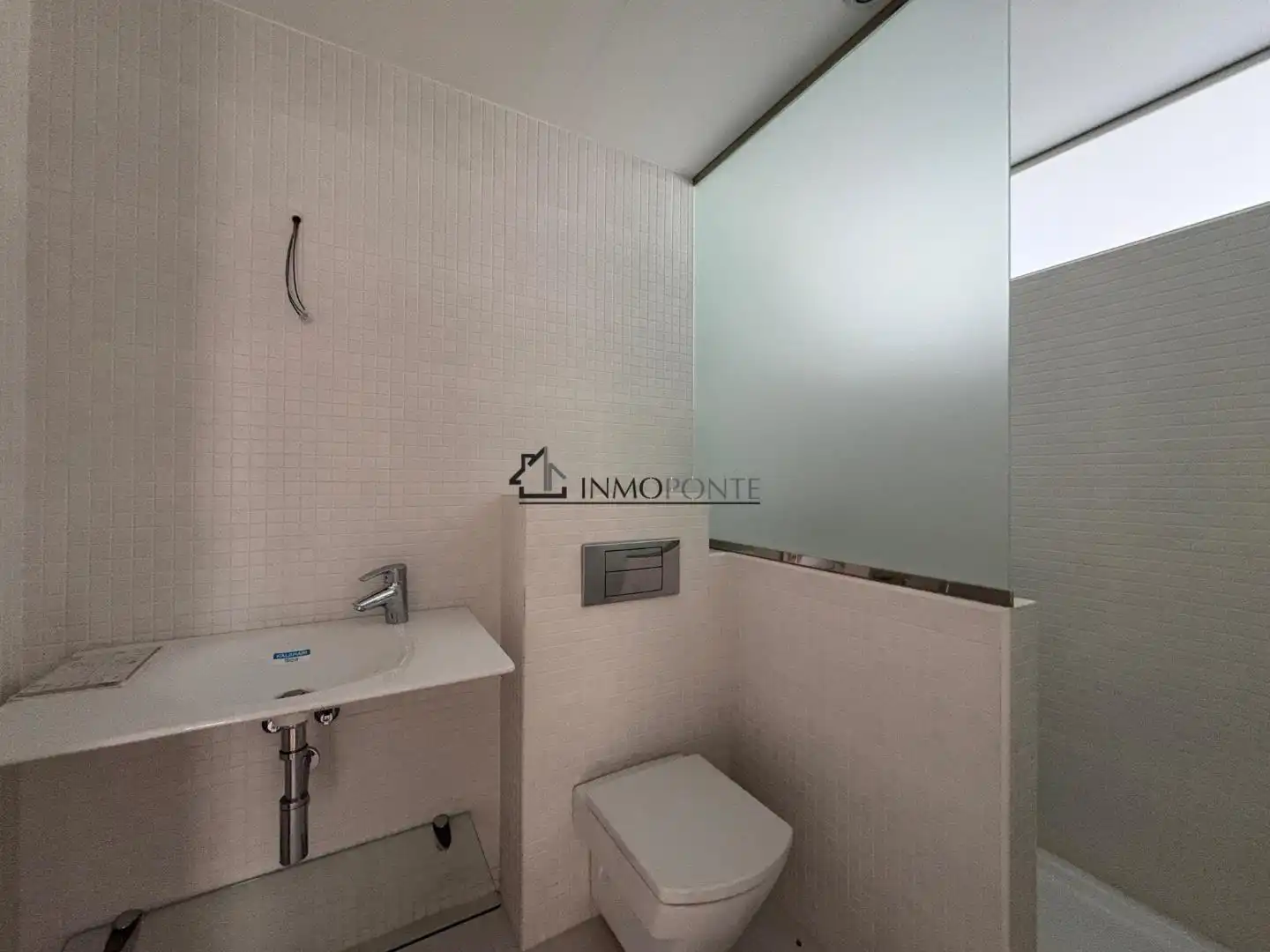Baño de Piso de alquiler en Pontevedra Capital  con Calefacción y Trastero