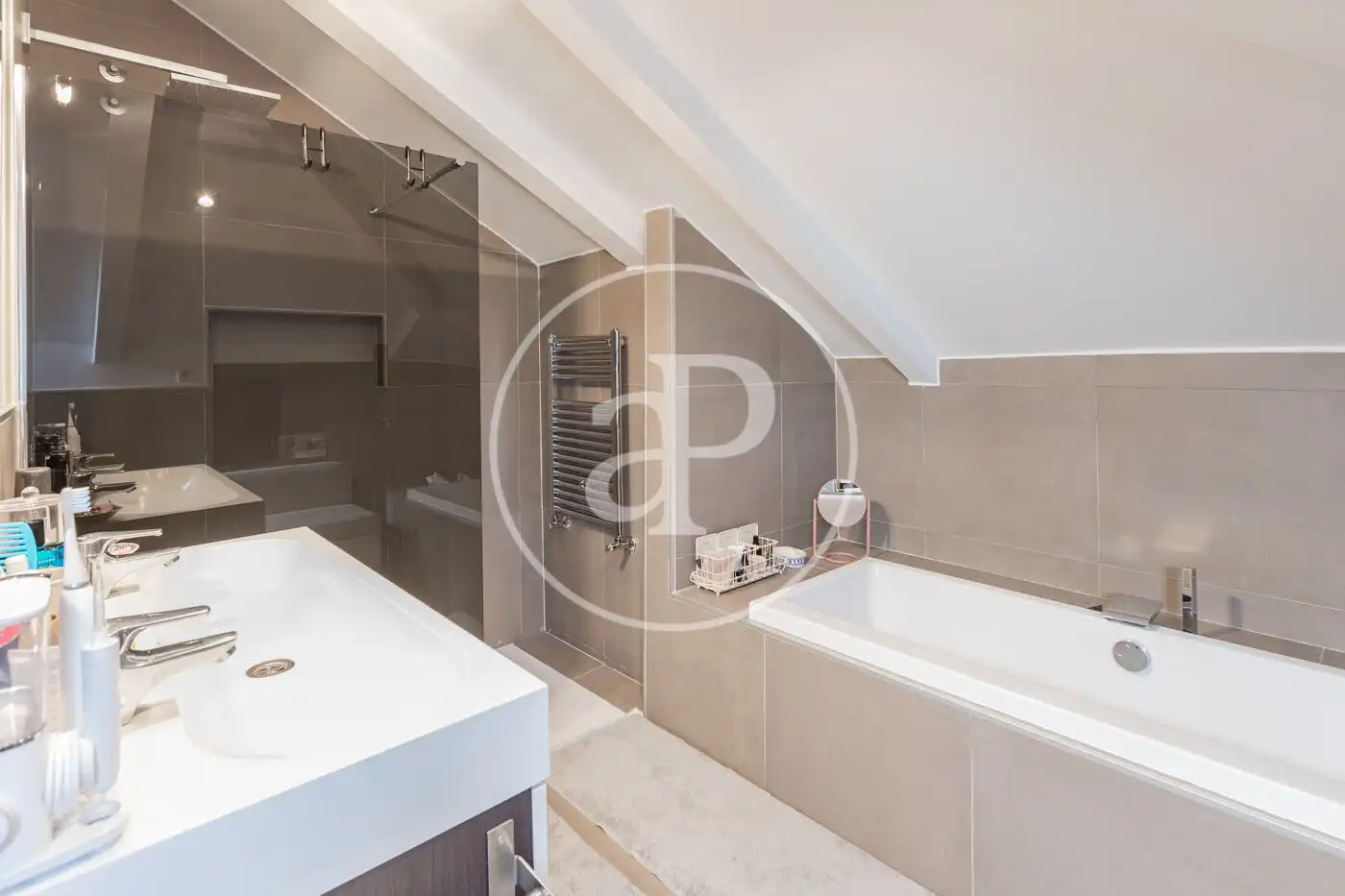 Baño de Casa adosada en venta en Madrid con Aire acondicionado, Calefacción y Jardín privado