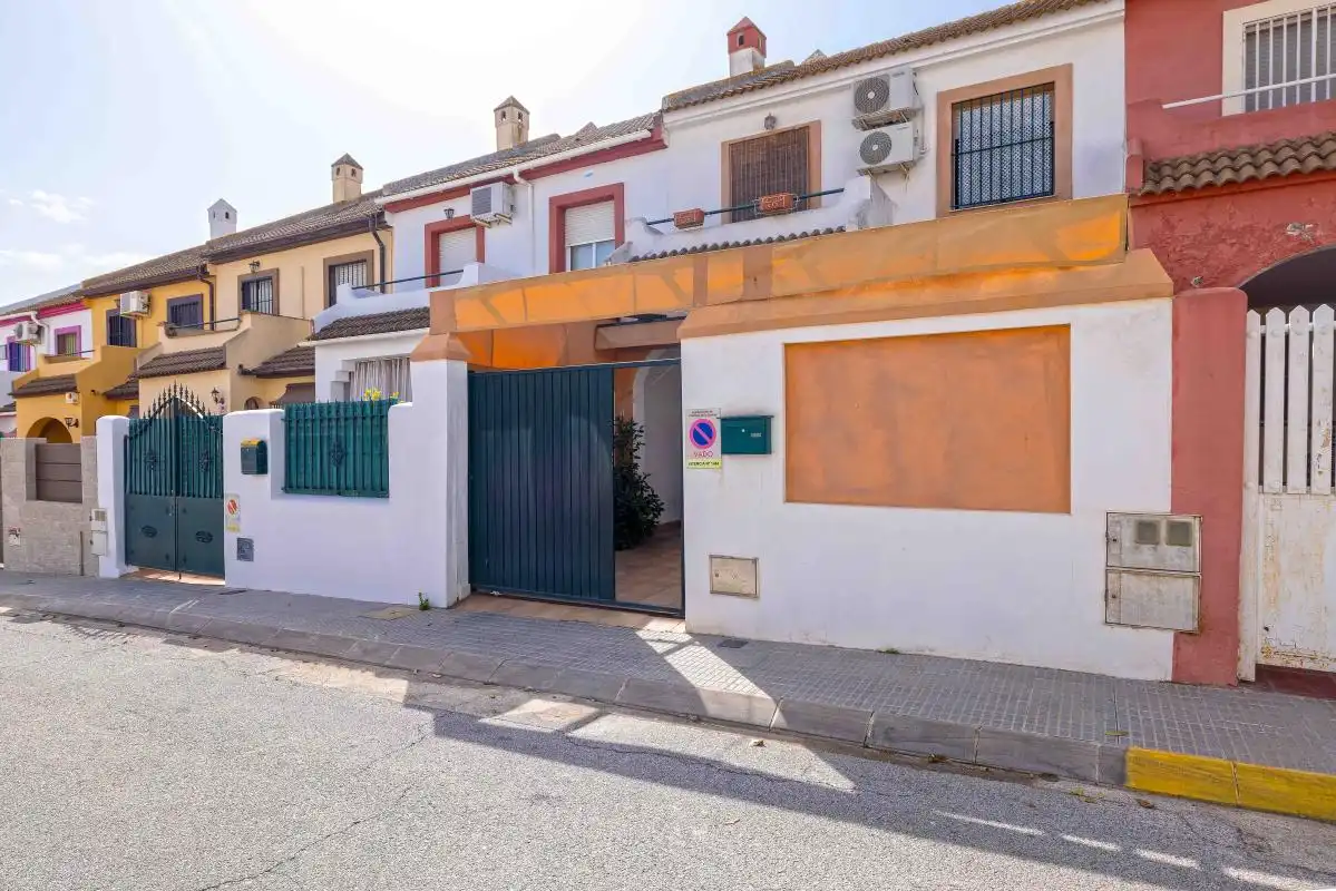 Vista exterior de Casa adosada en venda en Castilleja de la Cuesta amb Aire condicionat, Calefacció i Terrassa