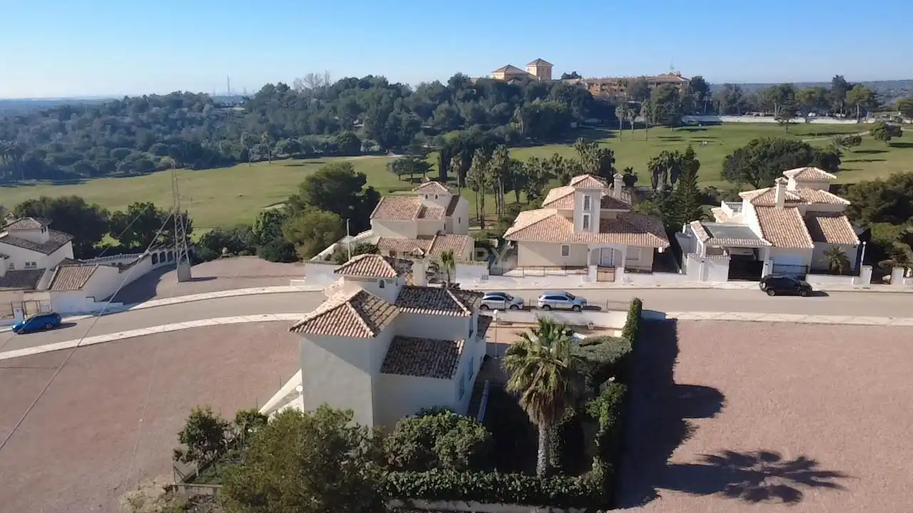 Vista exterior de Casa o xalet en venda en Orihuela amb Jardí privat, Traster i Piscina