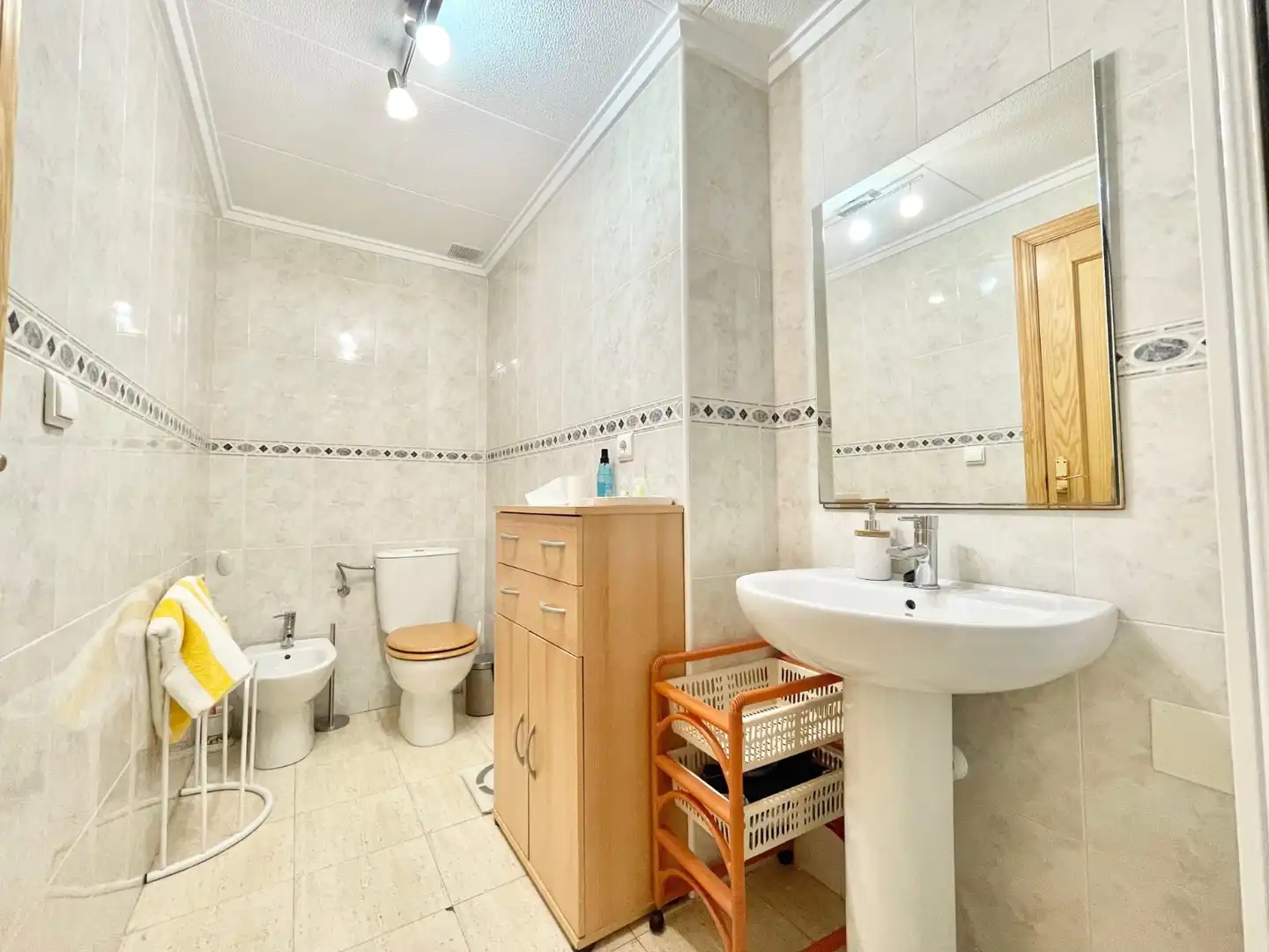 Bany de Apartament de lloguer en Torrevieja amb Calefacció, Terrassa i Piscina