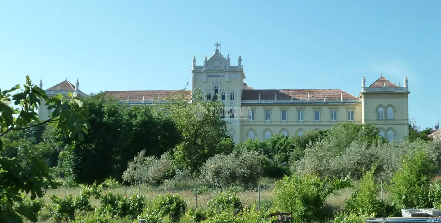 Vista exterior de Piso en venta en Madrid con Calefacción