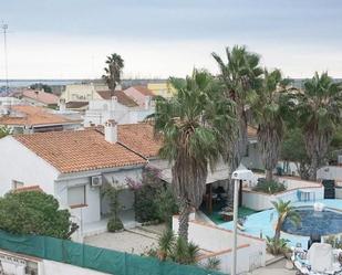 Vista exterior de Casa adosada en venda en Deltebre amb Jardí privat i Piscina