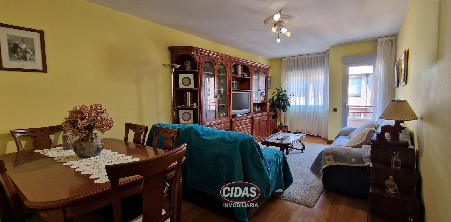 Dormitori de Pis de lloguer en Oviedo  amb Calefacció, Parquet i Balcó