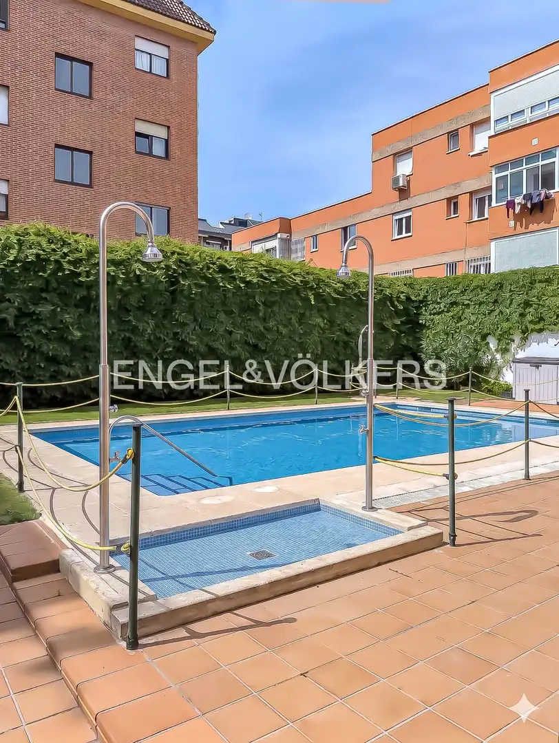 Schwimmbecken von Wohnung zum Verkauf in Madrid mit Klimaanlage, Heizung und Terrasse