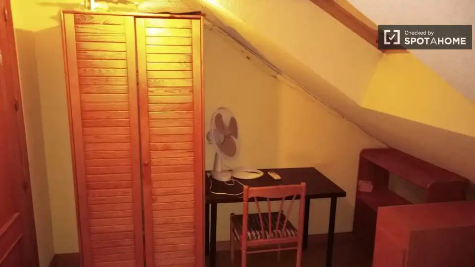Bedroom of Flat for share in Las Rozas de Madrid  with Air Conditioner, Heating and Furnished