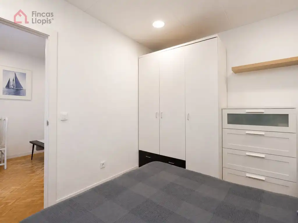 Habitación de Piso en venta en Barcelona con Balcón y Internet