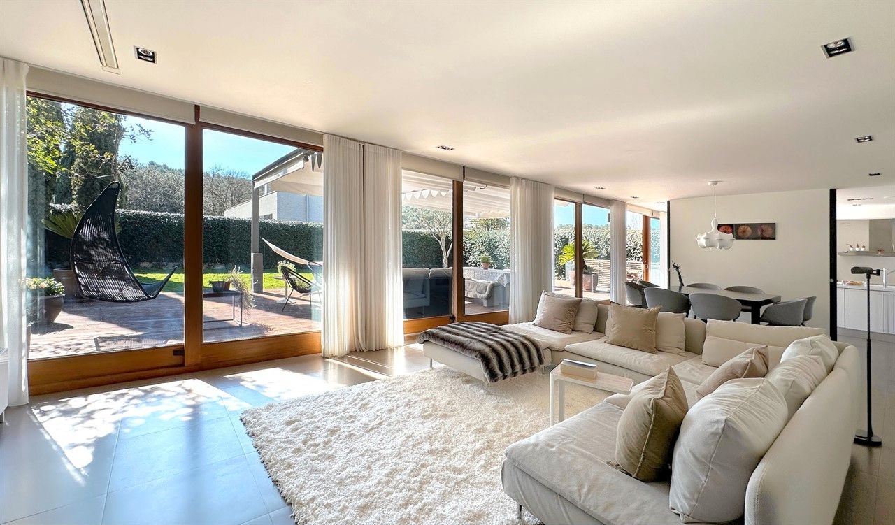 Sala d'estar de Casa o xalet en venda en Sant Cugat del Vallès amb Aire condicionat, Jardí privat i Piscina