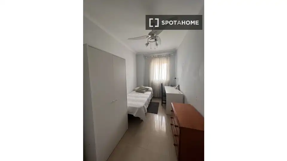 Room in La Calzada - La Florida