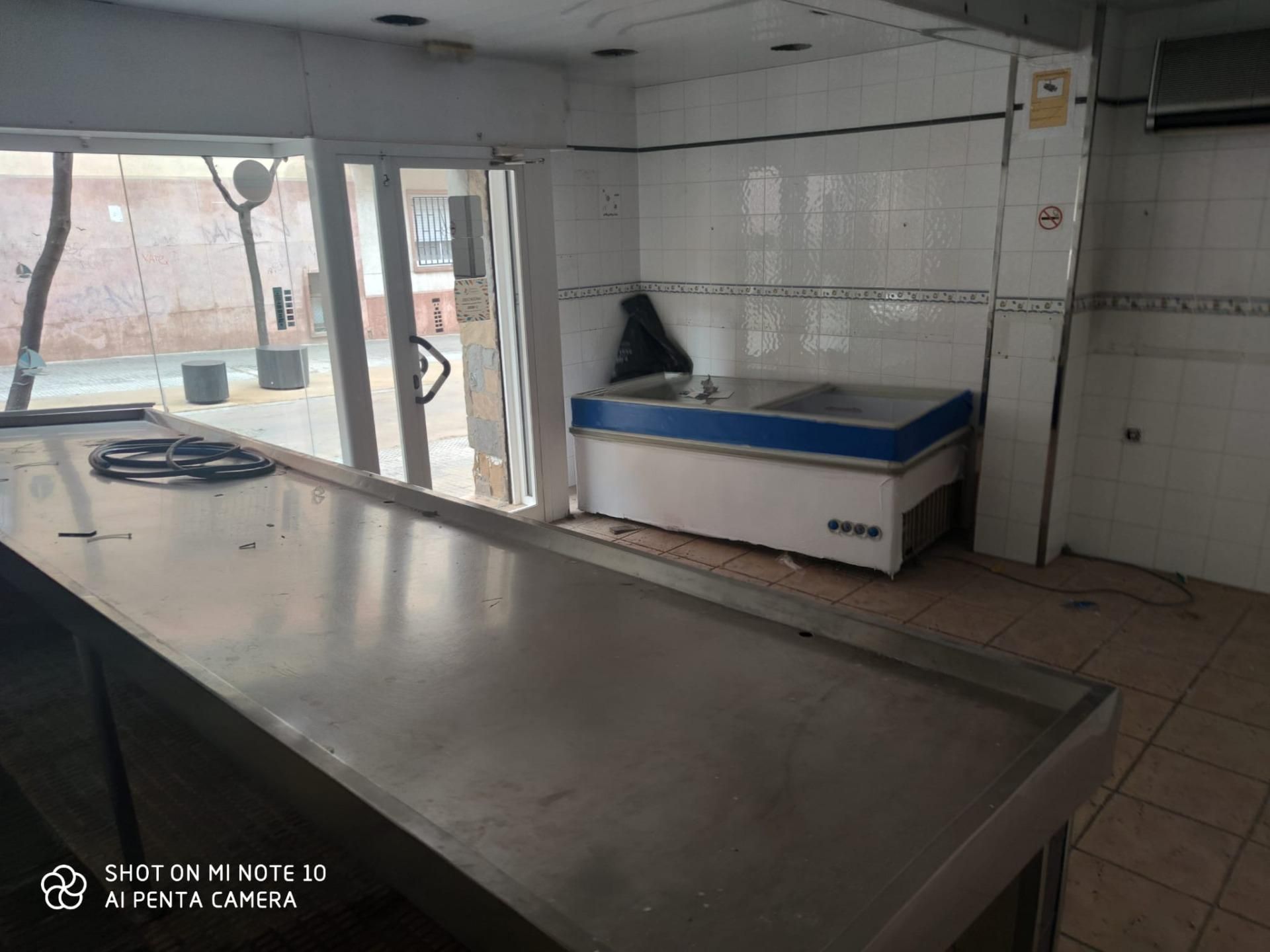 Cuina de Local en venda en Cornellà de Llobregat amb Aire condicionat