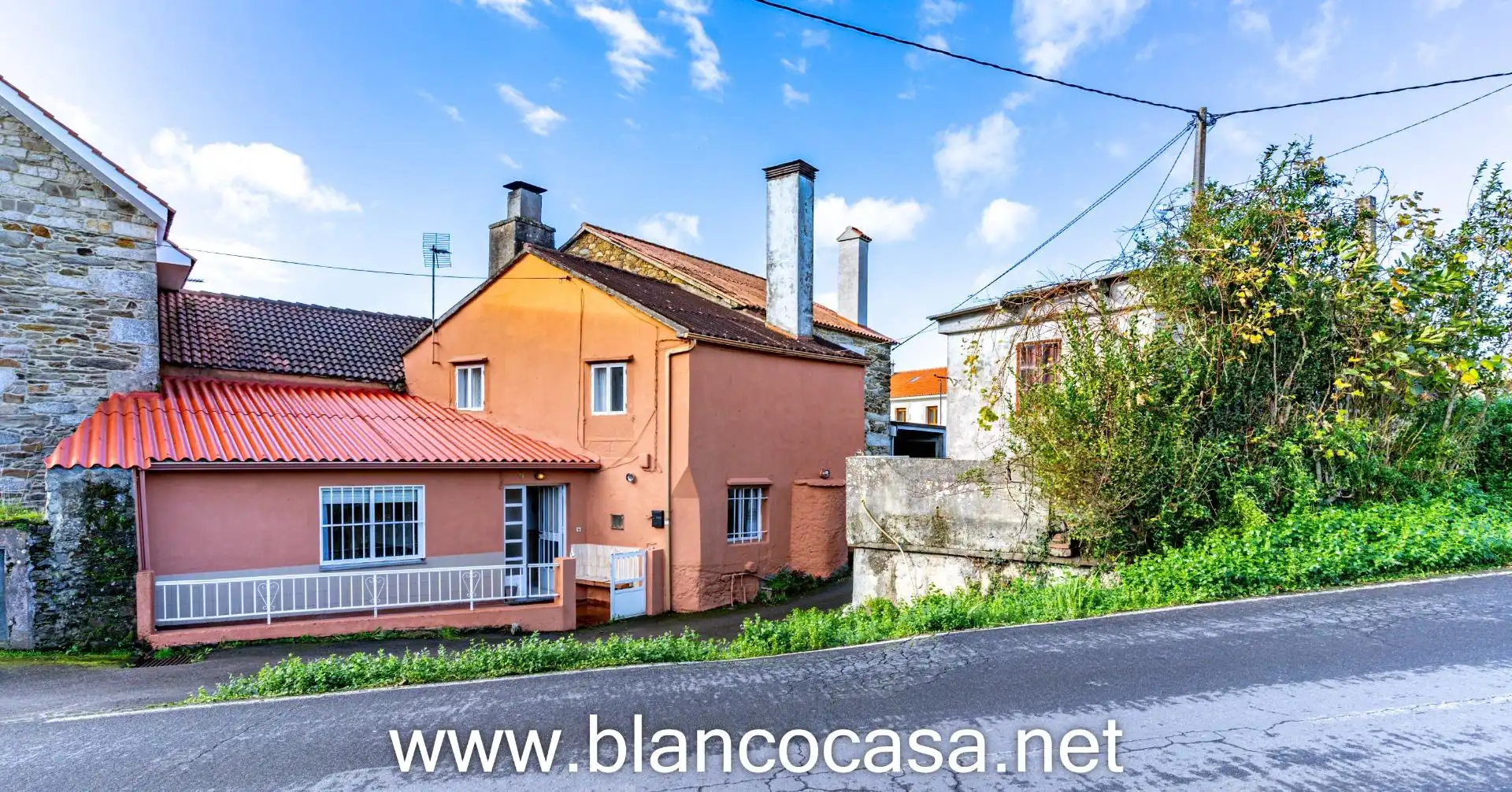 Außenansicht von Haus oder Chalet zum Verkauf in Ponteceso mit Privatgarten, Terrasse und Abstellraum