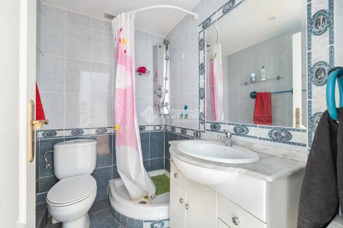 Bathroom of Flat for sale in Madrid  with Air Conditioner and Heating