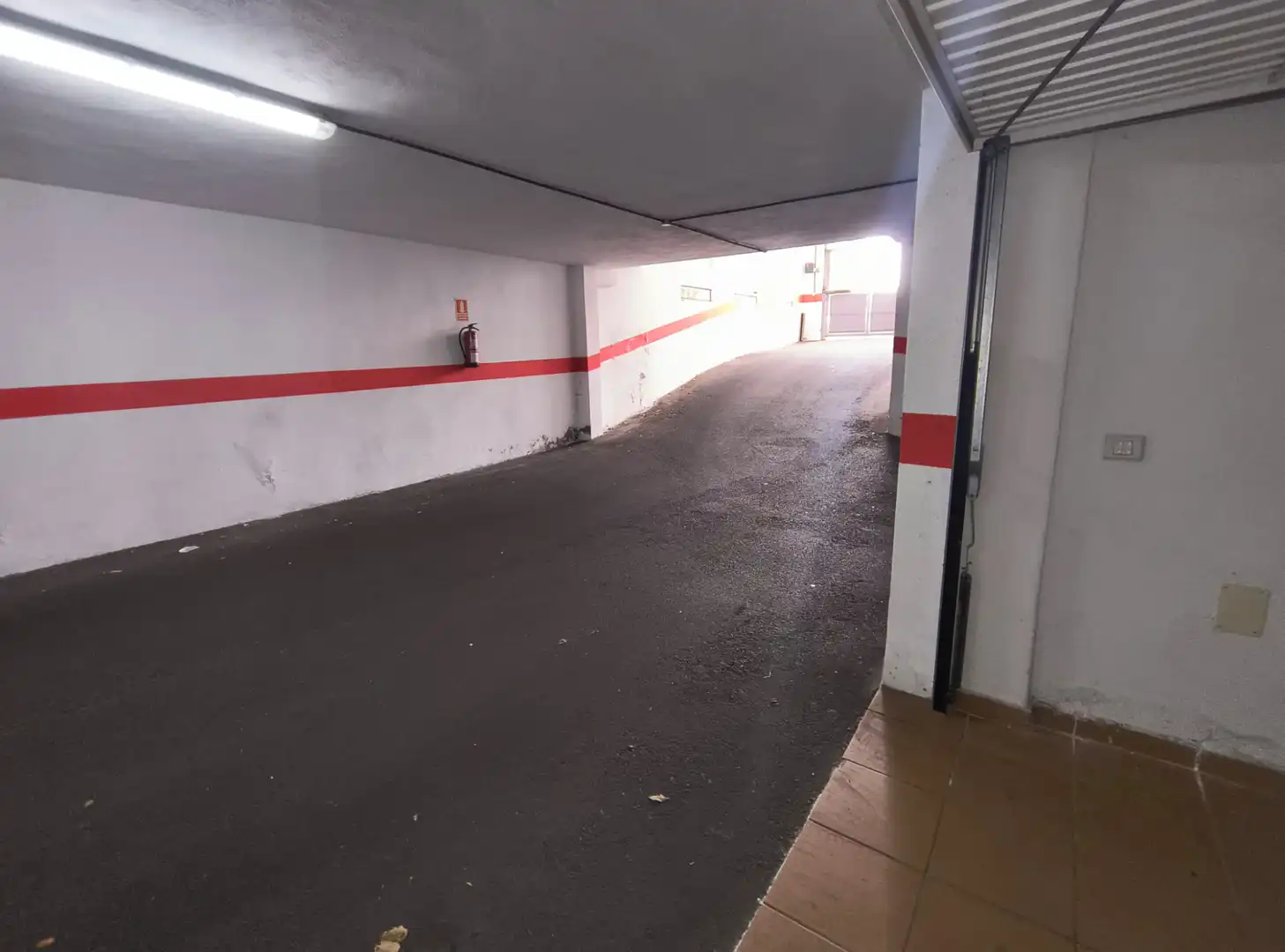 Parkplatz von Einfamilien-Reihenhaus zum Verkauf in Puerto de la Cruz mit Abstellraum, Ofen und Balkon
