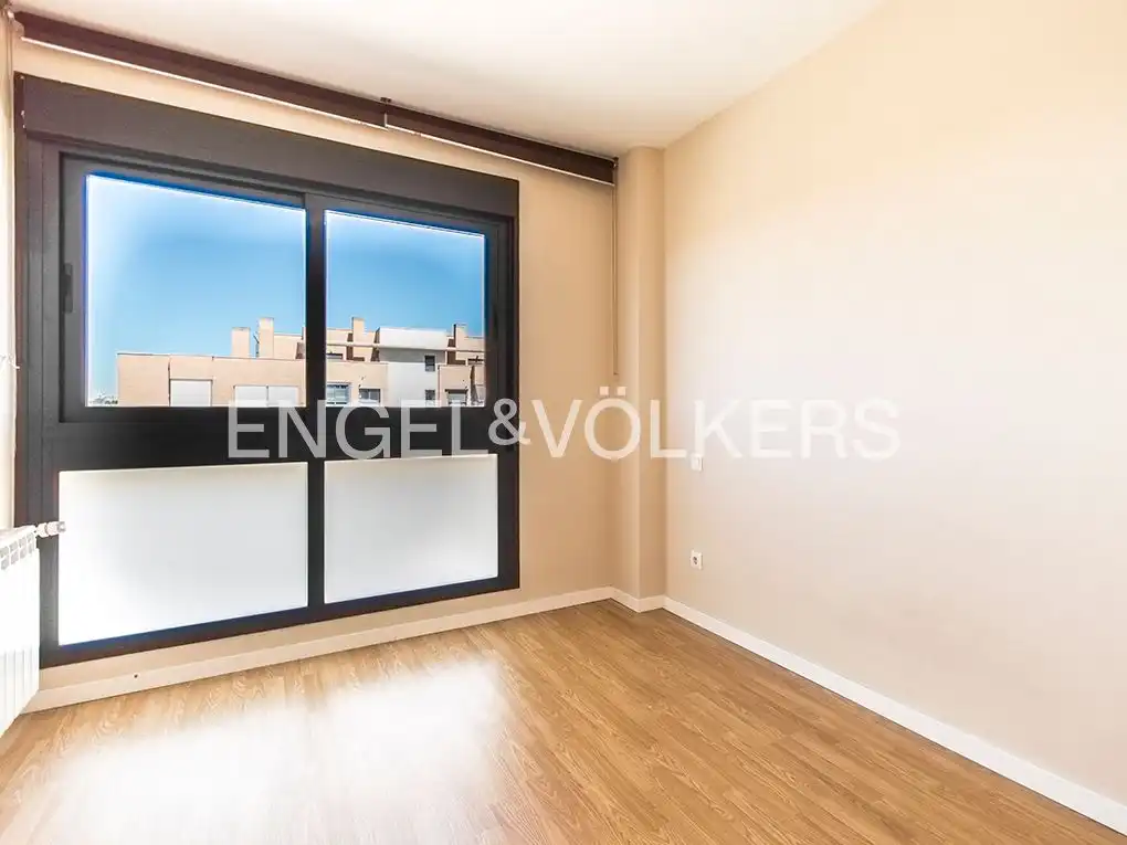 Schlafzimmer von Wohnung zur Miete in Madrid mit Heizung, Parkett und Schwimmbad