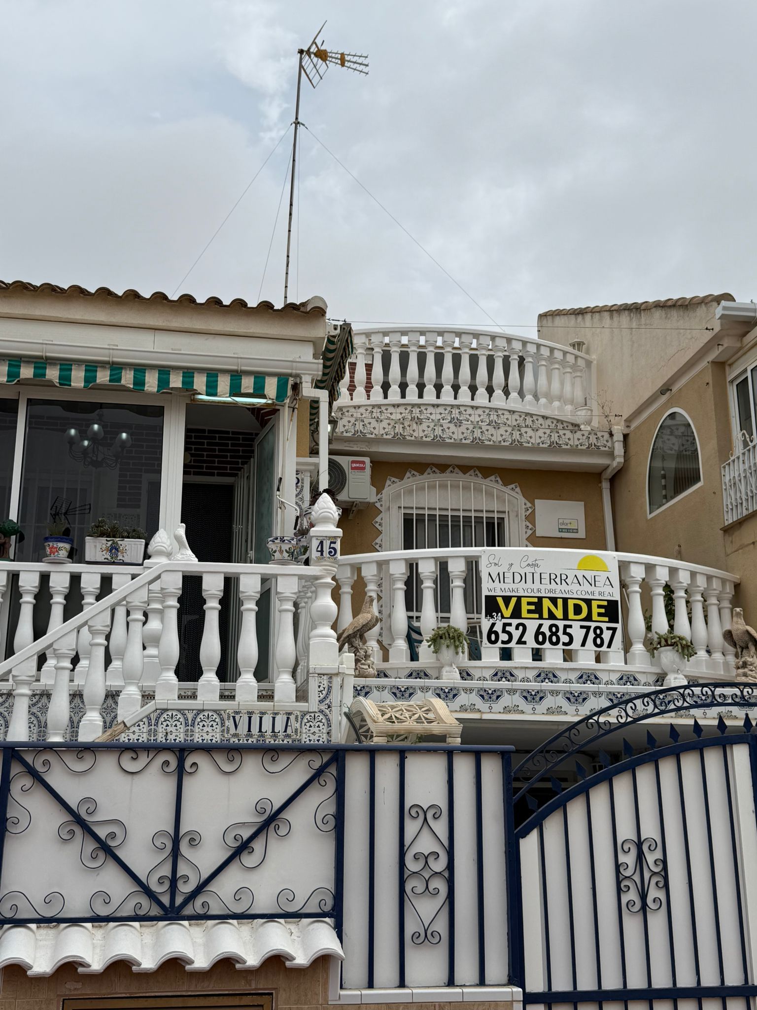 Vista exterior de Casa o xalet en venda en Torrevieja amb Aire condicionat, Calefacció i Jardí privat
